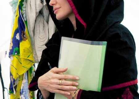 لماذا ترتدي أنجلينا جولي الحجاب وتعبر عن رغبتها في الإسلام؟